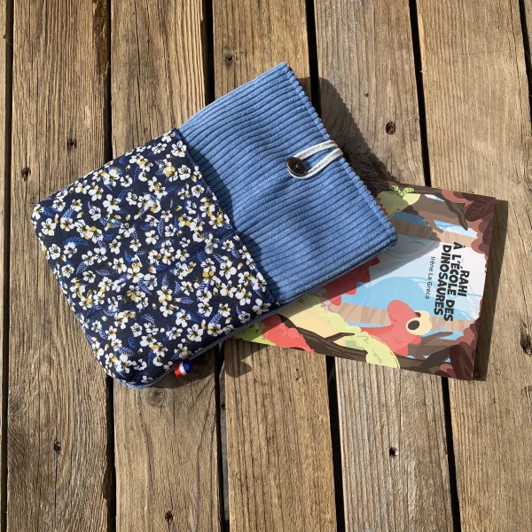 Protège livre bleu fleurs japonaises