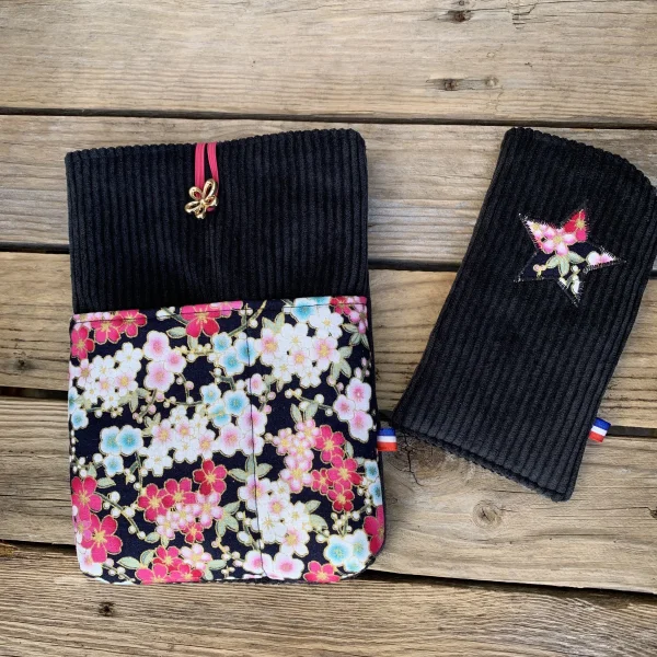 Protège livre noir fleurs roses