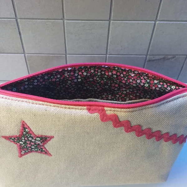 Trousse beige brillante