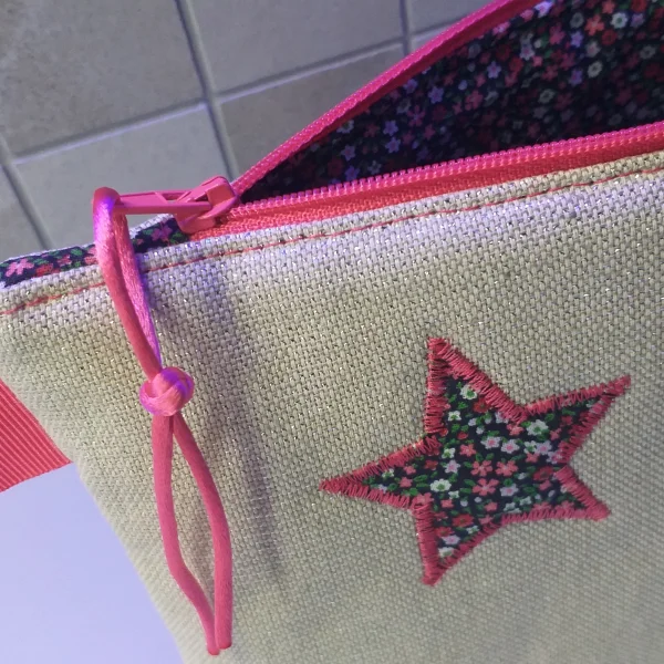 Trousse beige brillante
