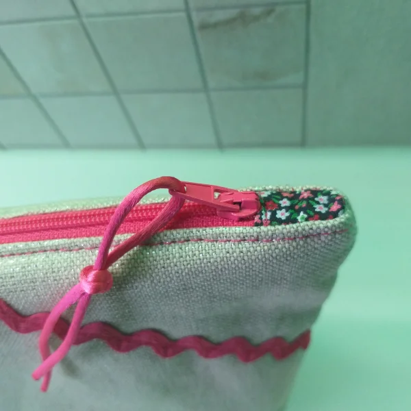 Trousse beige brillante