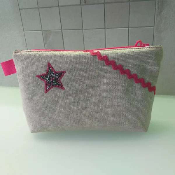 Trousse beige brillante